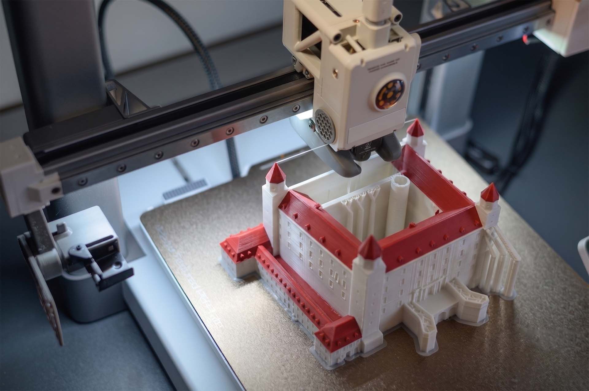 3D-Druck-Farm und Filamente von Mirael3D für Unternehmen in Österreich