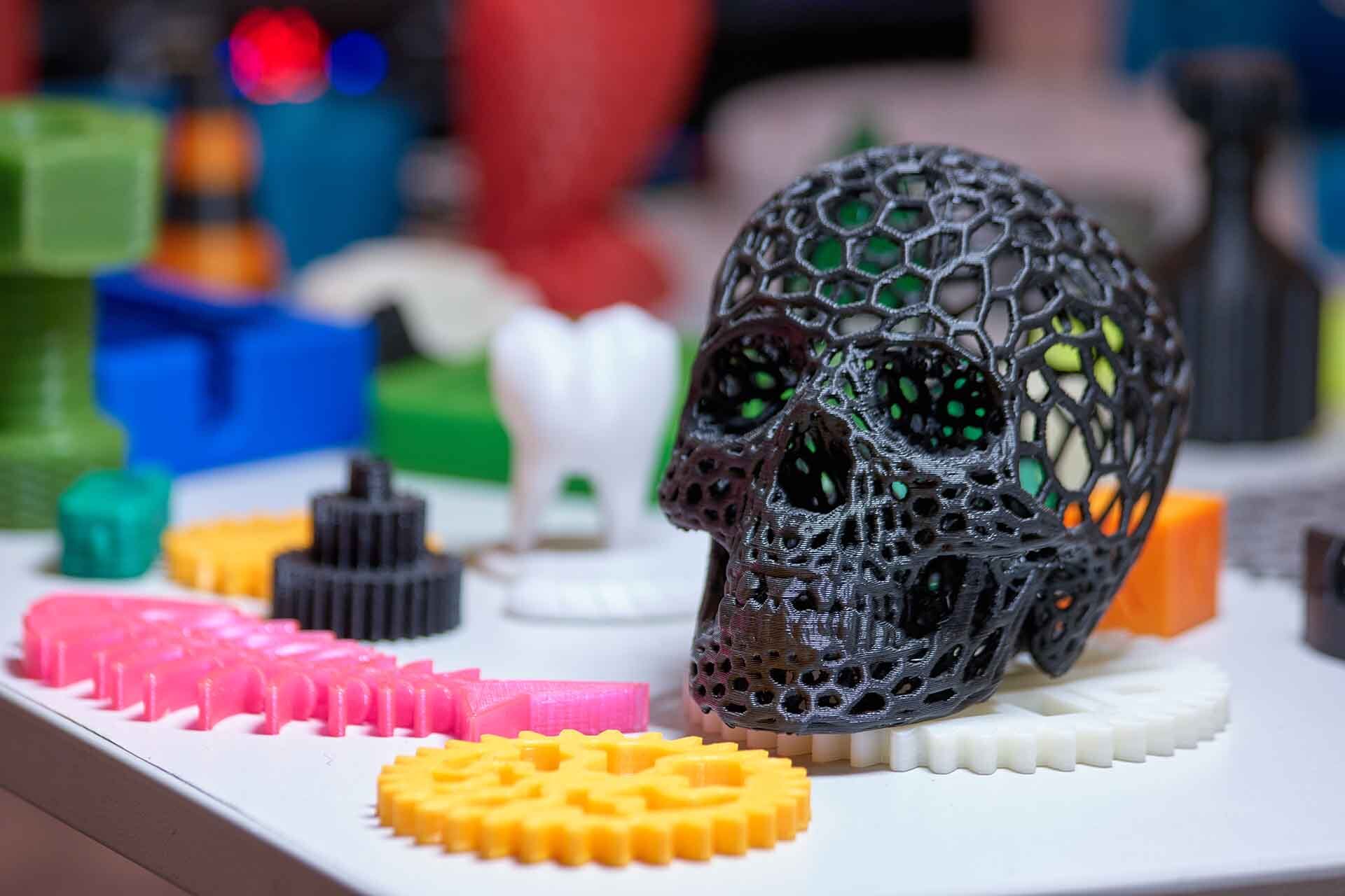 PLA-Filament — Spulen von C-TECH, SUNLU und Spectrum im Mirael3D-Regal